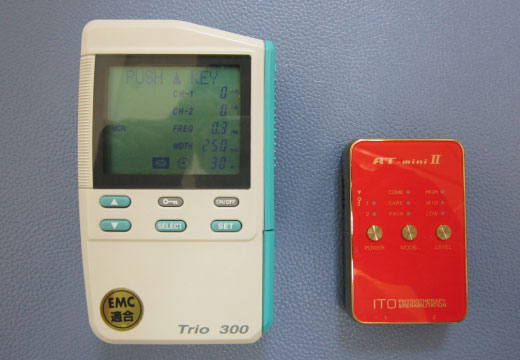 微弱電流施術器（左:トリオ300　右：ATミニ）